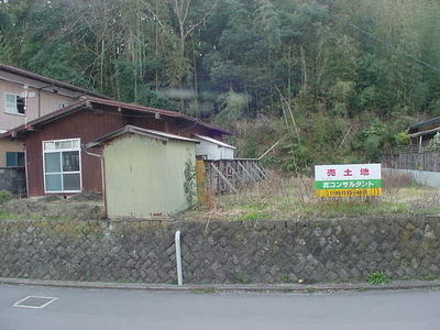 隣の土地（看板がある土地）と併せて